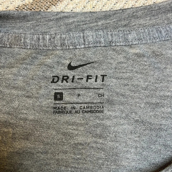 Nike dri-fit oversized gray training crop front pocket logo T-shirt - Picture 11 of 14